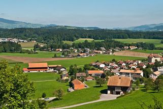 Hluk, zápach, absence služeb a buranství. Denní kolorit života na venkově - Médium.cz
