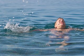 Úrazů páteře u vody výrazně ubylo. Díky chladnému létu, nyní přichází tropy - Seznam Zprávy