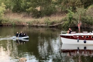 Mimořádný zásah u Prahy. Muž napadl cestující na lodi, se kterou pak ujel z Vltavy na Berounku - Novinky
