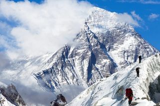 Šerpové trávili horolezce na Mount Everestu. V milionovém podvodu se angažovaly i nemocnice - Echo24.cz