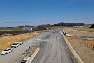 Konec kamionového pekla a kličkování mezi poli. Vymodlená dálnice D48 otevírá brány Valašska - Novinky