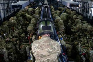 Britové a Francouzi trénují výsadek. Je to generálka na Ukrajinu