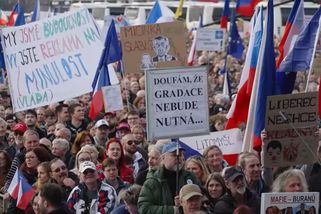 Plná Letná burácela proti Babišovi: Tahle země není na prodej. Zvyšte výdaje na obranu