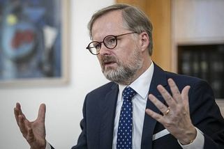 Babiš a Dostálová s ruskými vlaječkami? Byla to nadsázka, hájí grafiku Fiala