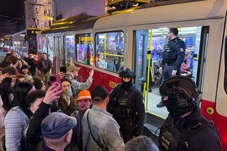 Třicítka demonstrantů v centru Prahy zablokovala na dvě hodiny tramvaje, zasahovala policie - Novinky