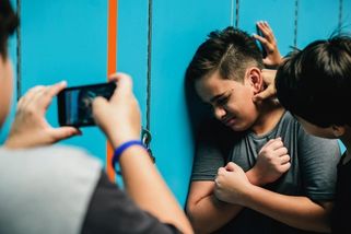 Strach na Moravě, okres terorizuje agresivní gang nezletilých. Otce žáka zmlátili do bezvědomí