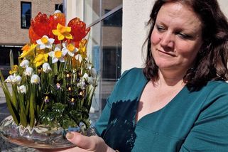 Jarní květiny z ohně nikdy nezvadnou. Pod rukama sklářky vykvétají celé louky - Novinky