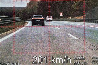 Cizinec se po D1 hnal dvoustovkou, přišel o řidičák a deset tisíc - Novinky