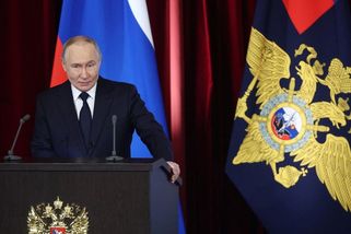 Putin bude mít právo poslat armádu tam, kde zatknou Rusy. Jde nejspíš o reakci na snahu postavit ho před soud