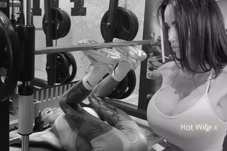 Na kost vyhublá Katie Price začala v Dubaji posilovat!