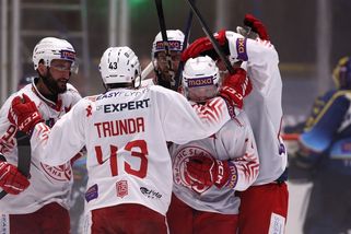 Hokejisté vedoucí Slavie zastavili rozjetý Vsetín - Sport.cz