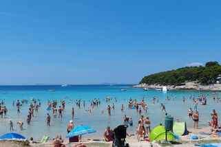 Ostrov Murter: Chorvatské koupání s písečnou pláží, kam dojedete autem bez placení za trajekt