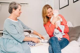 Návrat do 19. století. Lékaři rozcupovali Válkovy hrazené návštěvy asistentek u žen po porodu