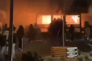 Fotka ukazuje okamžik vzplanutí švýcarského klubu. Strop zřejmě zapálila svíce - Seznam Zprávy