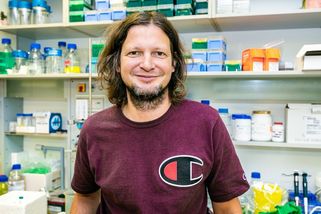 Nošení respirátorů nedává smysl. Od vlády je to čistý alibismus, říká virolog Bouřa - Novinky