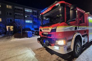 Hasiči v Hejnicích ve speciálních oblecích evakuovali lidi z paneláku. Rozbil se rtuťový teploměr - Novinky