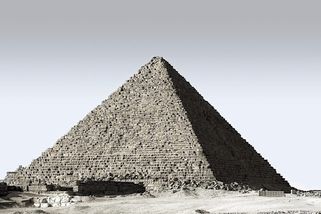 Pyramidy v Gíze jsou mnohem starší, než se dosud myslelo, stojí v italském výzkumu