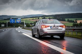 Jak se chovat při poruše na dálnici? Výstražný trojúhelník není spásný, profíci radí něco úplně jiného - Garáž.cz