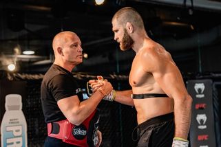 Ostuda Clashe letí světem. Slavný MMA novinář v šoku z kousnutí, kouč Procházky reaguje