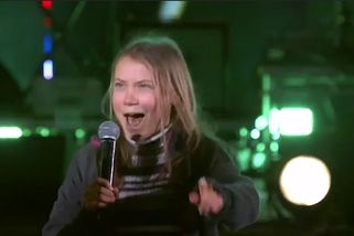 I Greta se umí odvázat. Po tomhle vystoupení z pódia rychle zmizela