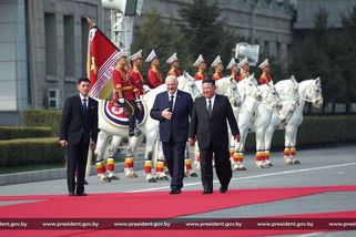 „Situace nás tlačí do náruče toho druhého.“ Lukašenko přiletěl za Kimem do Severní Koreje - Novinky