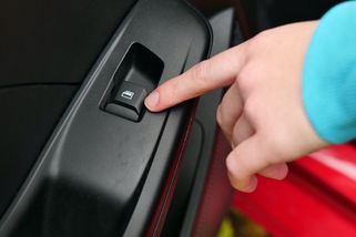 Automechanici doporučují: krátký pohyb před startem prodlužuje životnost motoru i baterie. Dělejte ho a poděkujete sami sobě