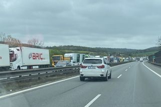 Na dálnici smíte předjíždět zprava. Od této rychlosti je to legální, 97 % řidičů nezná výjimku