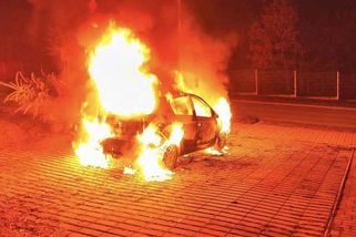 „Nezastraší mě.“ Opozičnímu zastupiteli a kritikovi radnice v Hluboké zapálili auto - Seznam Zprávy