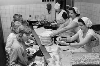 Školní jídelny za socialismu: Smradlavé tácy, hliníkové příbory, sražená koprovka i rýžový nákyp - Proženy.cz