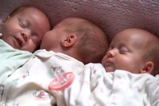Pravděpodobnost 1 ku 200 milionům. Mladému páru se narodila jednovaječná trojčata - Novinky