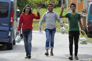 Migranti by měli sociální dávky splácet. Ukončíme...