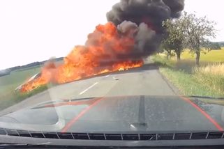 Riskantní předjíždění motorkáře. Po nehodě vzplálo auto s ženou a dítětem | Odchyceno na dashcam