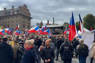 Stovky demonstrantů u Hradu vyzývaly prezidenta, aby respektoval výsledek voleb - Novinky