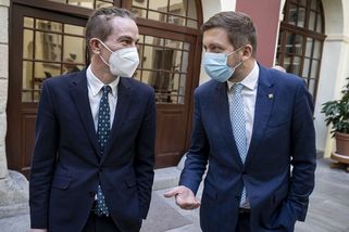 Kandidáti na premiéra se pohádali v předvolební debatě, Bartoš chyběl - Novinky