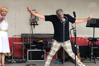 Slavný žatecký rodák Petr Kotvald tráví léto na pódiu po boku své ženy