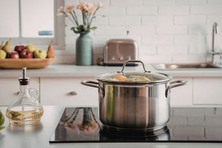 Indukce v kuchyni: Nejlepší volba, nebo přeceňovaný trend? Tohle si při výběru varné desky ohlídejte - Proženy.cz
