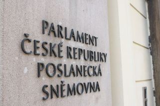 Poslanec vyjde až na 350 tisíc. Kvůli náhradám - Novinky