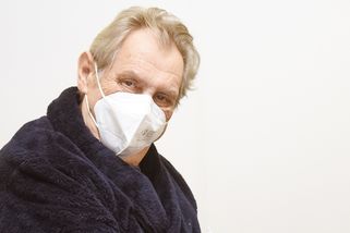 Zeman se neobejde bez zástupu sester. Armáda mu zatím shání zvedák do letadla - Seznam Zprávy