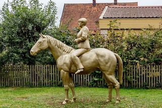 Socha Merkelové na koni se zhroutila - Novinky