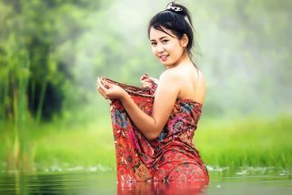 Krásné Asiatky, jógini se závažím na přirození a hrdě vstříc reinkarnaci. Náboženské šoky na cestách - Médium.cz