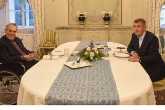 Zeman dostal od Babiše k narozeninám koňak, ochutnat ho ale nemůže - Novinky