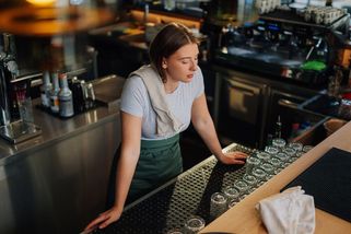 Učitelka Světlana odešla dělat barmanku: Vydělám si dost, ale domů chodím jen přespat! Každý vztah se mi rozpadl - Proženy.cz