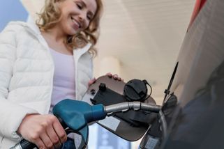 Tahají na pumpě hadici přes celé auto. Přitom má každý vůz mini vychytávku - Médium.cz