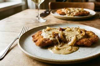 Tenhle řízek už nikdy nebude suchý. Cibulová omáčka je game changer, který budete dělat každou neděli