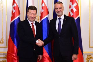 Úsměvy, povolenky a migrace. Okamura vyrazil na první zahraniční cestu