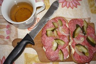 Vysoce kvalitní maso, ale i nedostupnost a nechtěné zabijačky. Jak chutnaly uzeniny za socialismu - Médium.cz