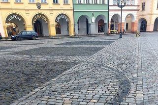 Noční pozdvižení v Jičíně. Driftování na Valdštejnově náměstí vzbudilo půl města