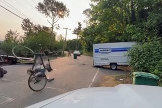 Šílenec z odtahovky lanem přes silnici zdecimoval skupinu cyklistů | Vrtáci při práci