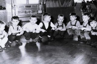 Jaké bylo dětství v 70. letech? Klíč na krku, chleba s cukrem a kamarádství na celý život - Médium.cz