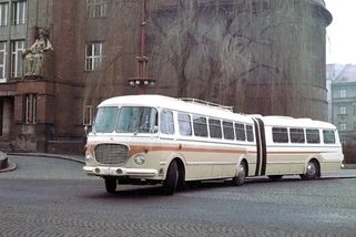 Slavná Škoda 706 RTO měla být i kloubová. Jediný prototyp se na linkách líbil, ale rychle skončil